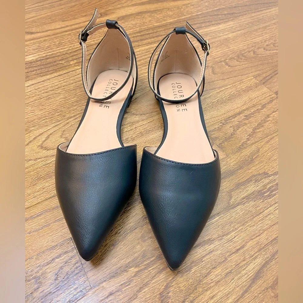 NEW! 🌟 Journee Collection-Black Pointed Flats, Faux Leather.Size 8.5! - Picture 2 of 5